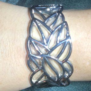 Beautiful Silver Clasp Bracelet in Leaves Pattern